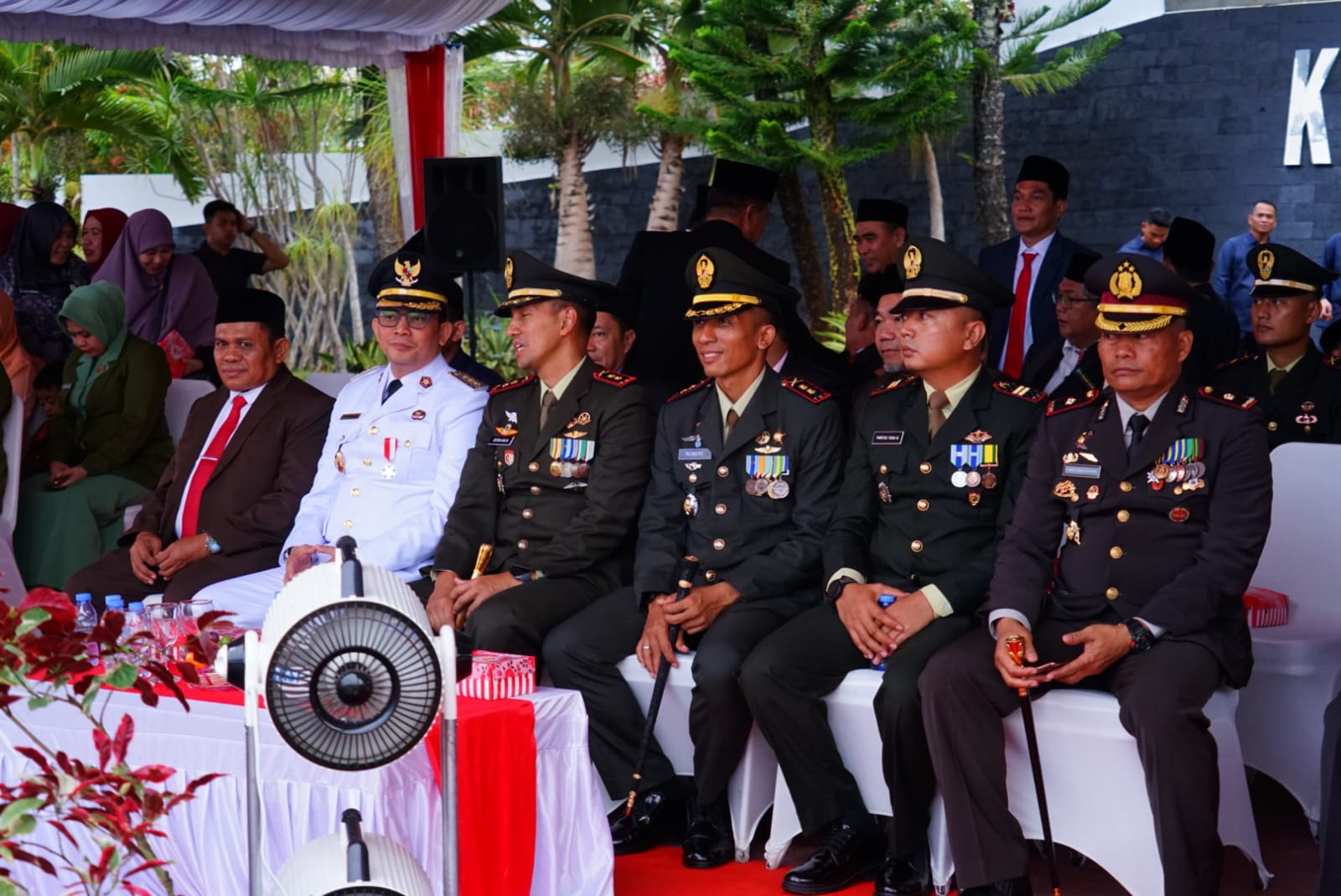 Komandan Kodim 1022/Tanah Bumbu Letkol Inf Zierda Aulia Salam mengikuti upacara detik-detik proklamasi dan ziarah di Taman Makam Pahlawan Mattone Pagatan.