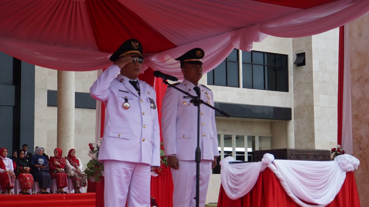 Bupati Kotabaru H. Muhammad Rusli memimpin upacara peringatan HUT ke-80 Proklamasi Kemerdekaan RI di halaman Kantor Bupati, Minggu (17/8/2025).