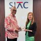 Ketua Umum DePA-RI Dr. TM Luthfi Yazid (kiri) bertukar cinderamata dengan CEO SIAC Gloria Lim (kanan) di Singapura, Jumat (15/8/2025). (Foto: DPP DePA-RI)