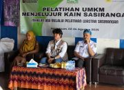 LAZ Annur PLN Indonesia Power Latih Warga Tanah Laut Menjelujur Kain Sasirangan