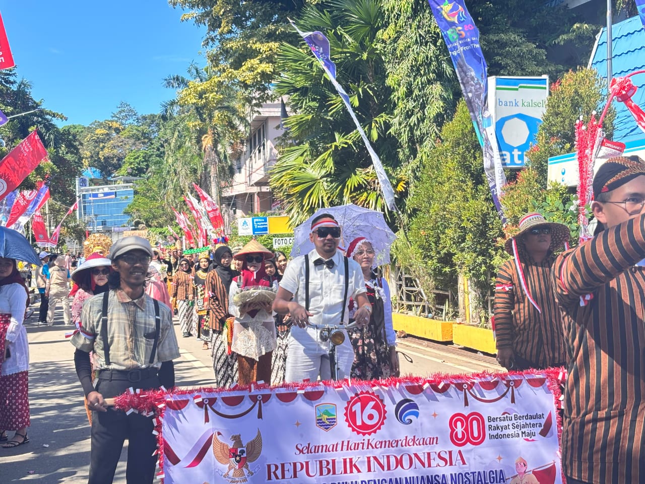 Wakil Bupati Kotabaru H. Syairi Mukhlis melepas peserta karnaval HUT ke-80 RI di Siring Laut, Kotabaru, Senin (18/8/2025).