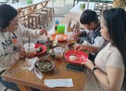 Pengunjung tampak menikmati hidangan bebek kalasan khas Waroeng Basit di Handil Bakti, Banjarmasin