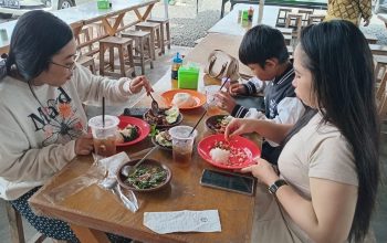 Pengunjung tampak menikmati hidangan bebek kalasan khas Waroeng Basit di Handil Bakti, Banjarmasin