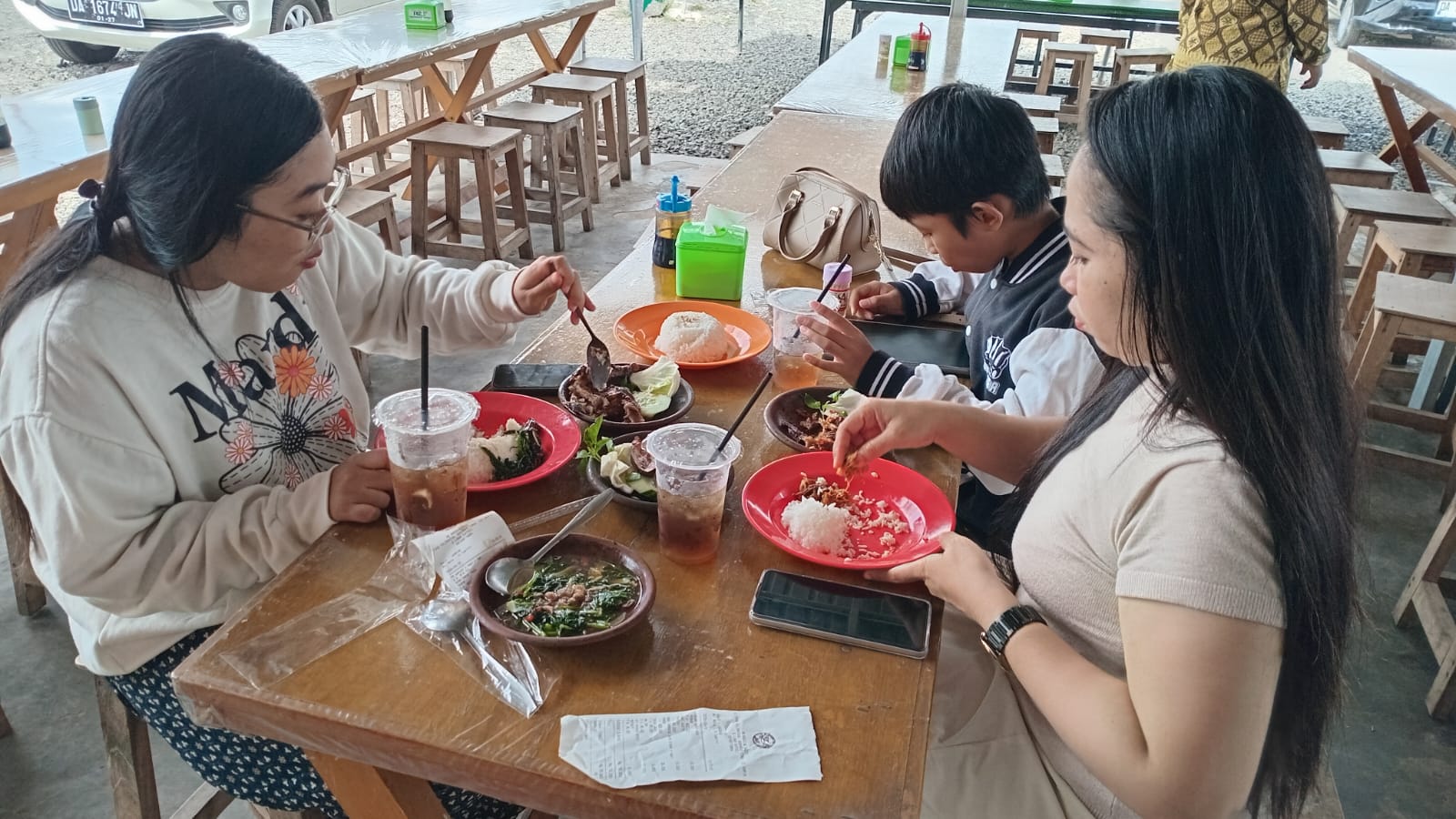 Pengunjung tampak menikmati hidangan bebek kalasan khas Waroeng Basit di Handil Bakti, Banjarmasin