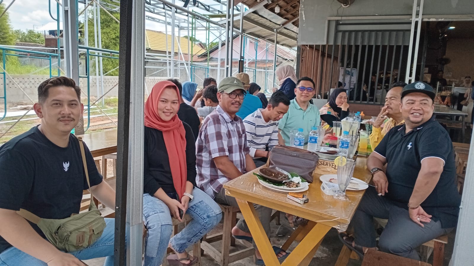 Suasana ramai pengunjung di Waroeng Basit, destinasi kuliner baru di Handil Bakti, Banjarmasin.
