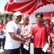 Danrem 101/Ant Brigjen TNI Ilham Yunus bersama istri mengikuti lomba joget balon dalam rangkaian HUT ke-80 RI di Makorem 101/Ant, Banjarmasin, Senin (18/8/2025).
