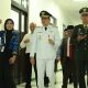 Bupati Tanah Bumbu Andi Rudi Latif saat menjenguk pasien melahirkan pada 17 Agustus di RSUD dr H. Andi Abdurrahman Noor.