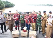 Bupati Kapuas Serahkan 69 Perahu Bermesin untuk Nelayan Kapuas Barat