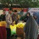 Petugas Polres Tabalong menyalurkan beras Bulog kepada warga dalam program Gerakan Pangan Murah. (Foto: Humas Polres Tabalong)