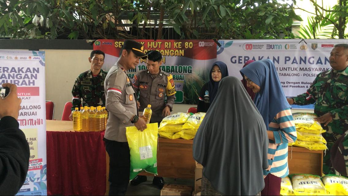 Petugas Polres Tabalong menyalurkan beras Bulog kepada warga dalam program Gerakan Pangan Murah. (Foto: Humas Polres Tabalong)