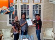 Kuasa hukum Poktan UBM saat menyampaikan somasi kedua terhadap PT Berau Coal di Berau, Kalimantan Timur. (Foto: Dok. Poktan UBM)