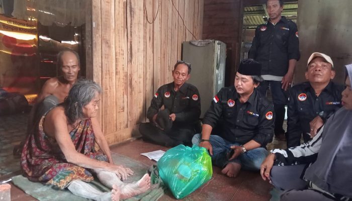 Bantu Lansia Kurang Mampu, LSR LPMT Kapuas Bagikan Sembako