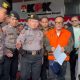 Wamenaker Immanuel Ebenezer menangis saat digiring ke ruang konferensi pers di Gedung KPK, Jumat (22/8/2025).