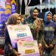 Ketua Dekranasda Tanah Laut, Dian Rahmat, mengapresiasi karya Gen Z dalam Lomba Desain Motif Sasirangan pada Tala Craft 2025 di Halaman Pertasi Kencana