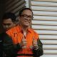 Wamenaker Emanuel Ebenezer digelandang petugas KPK dengan tangan diborgol usai terjaring operasi tangkap tangan di Jakarta, Jumat (22/8/2025).