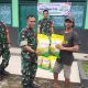 Danramil 1004-09/Sampanahan Peltu Roni Yulianto menyalurkan beras SPHP kepada warga dalam Gerakan Pangan Murah di Sampanahan, Kotabaru.