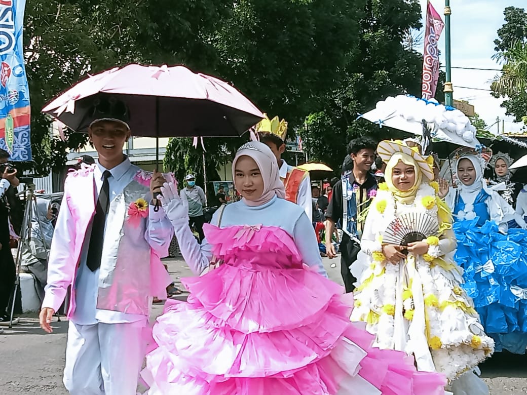 Peserta Pawai Pembangunan Sukamara 2025 tampil meriah dengan kostum kreatif dan atraksi budaya saat melintasi jalan utama Kota Sukamara.