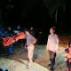 Tim Basarnas bersama aparat kepolisian mengevakuasi jenazah korban tenggelam di Obyek Wisata Liang Udut, Kotabaru, Senin dini hari (25/8/2025).