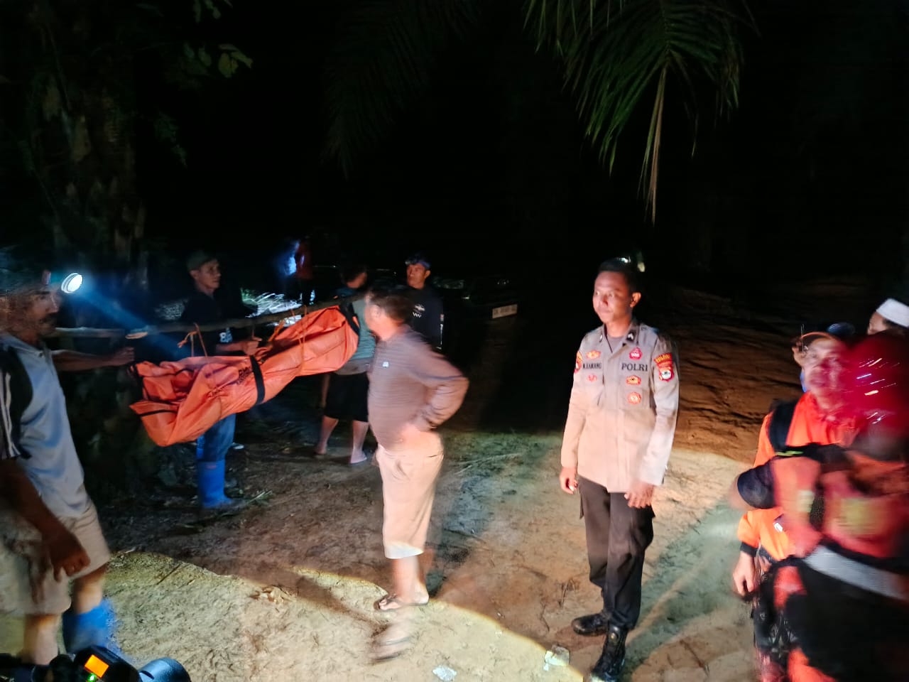 Tim Basarnas bersama aparat kepolisian mengevakuasi jenazah korban tenggelam di Obyek Wisata Liang Udut, Kotabaru, Senin dini hari (25/8/2025).