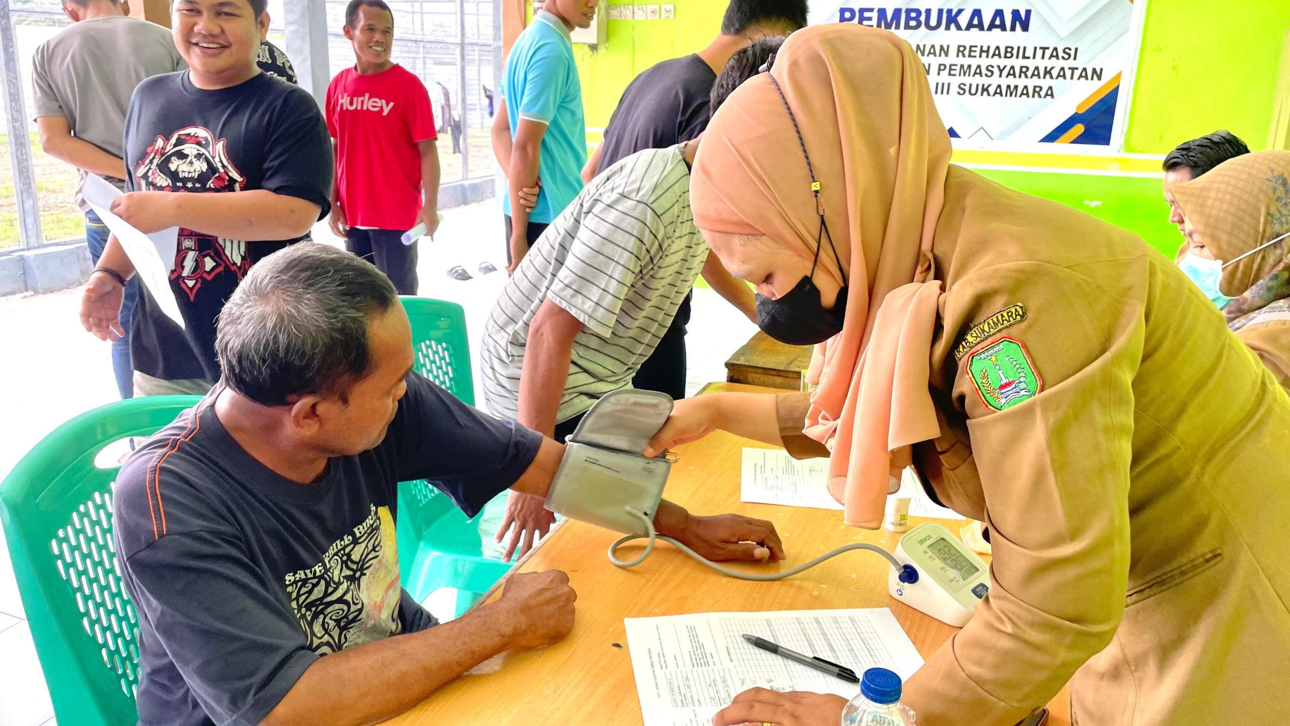 Petugas medis Puskesmas Sukamara memeriksa kesehatan warga binaan di Lapas Kelas III Sukamara, Senin (25/8/2025).