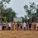 Kapolsek Muara Uya bersama santri Pondok Pesantren Nurul Islam menanam jagung secara simbolis di lahan pertanian Desa Lumbang, Tabalong.