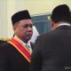 Presiden Prabowo Subianto menyerahkan tanda kehormatan Bintang Mahaputera Utama kepada pengusaha Haji Isam di Istana Negara, Jakarta. (Foto: Biro Pers Sekretariat Presiden)