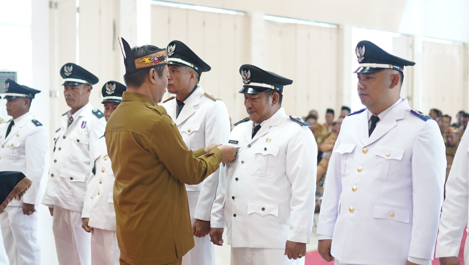 Bupati Sukamara H. Masduki melantik dua Pj Kades dan mengukuhkan sembilan Kades di Aula Kantor Bupati Sukamara. (Foto: Pemkab Sukamara)