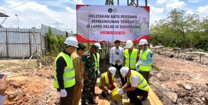 Kakanwil Kemenkumham Kalteng I Putu Murdiana bersama Forkopimda Sukamara melakukan peletakan batu pertama pembangunan tembok keliling Lapas Kelas III Sukamara, Selasa (26/8/2025).