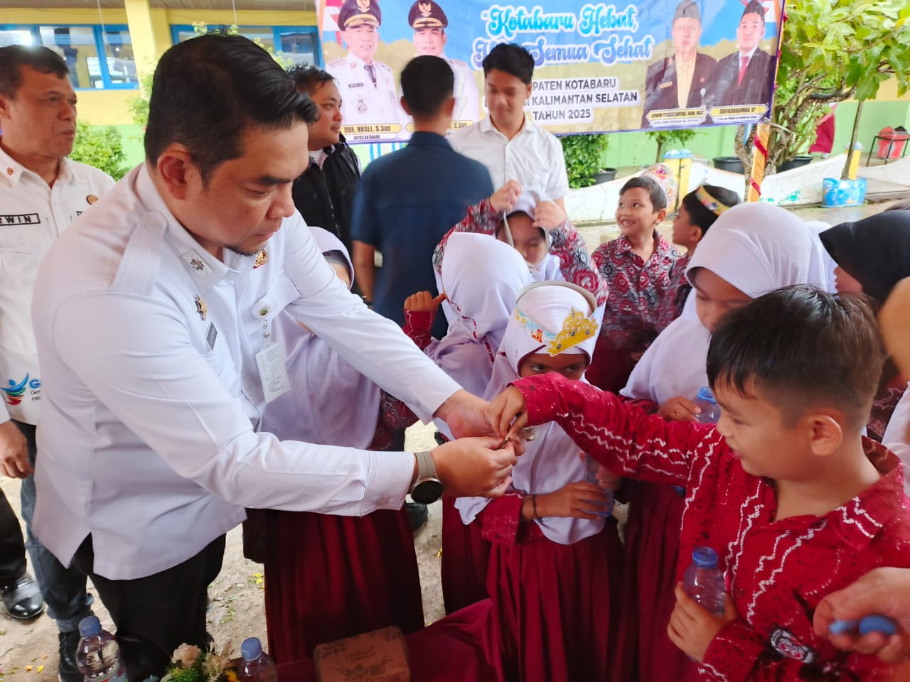 Sekda Kotabaru Eka Saprudin bersama jajaran Dinas Kesehatan meninjau langsung pelaksanaan pemeriksaan kesehatan gratis dan pemberian obat cacing massal di SDN Dirgahayu, Rabu (27/8/2025).