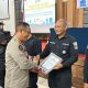 Kapolres Kotabaru AKBP Doli Martua Tanjung menerima penghargaan peringkat kedua viralisasi konten positif Polri dari Kabid Humas Polda Kalsel Kombes Pol Adam Erwindi di Banjarmasin, Rabu (27/8/2025)