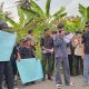 Warga Antasan Bondan menggelar aksi demo menuntut penyelesaian dampak lingkungan akibat aktivitas Pelabuhan Basirih, sebelum tercapai kesepakatan dengan pihak Pelindo III, Rabu (27/8/2025).