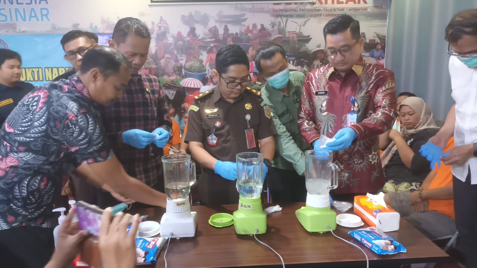 Kepala Bidang Pemberantasan dan Intelijen BNNP Kalsel Kombes Pol Andri Koko Prabowo memimpin pemusnahan barang bukti narkotika jenis sabu hasil pengungkapan kasus di Banjarmasin