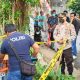 Polisi bersama tim medis mengevakuasi orok bayi laki-laki yang ditemukan warga di bawah pohon beringin, Maguwoharjo, Sleman, Kamis (28/8/2025).