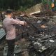 Polisi menunjuk lokasi rumah dan warung milik warga di Desa Kembang Kuning, Haruai, Tabalong, yang ludes terbakar pada Rabu (27/8/2025).