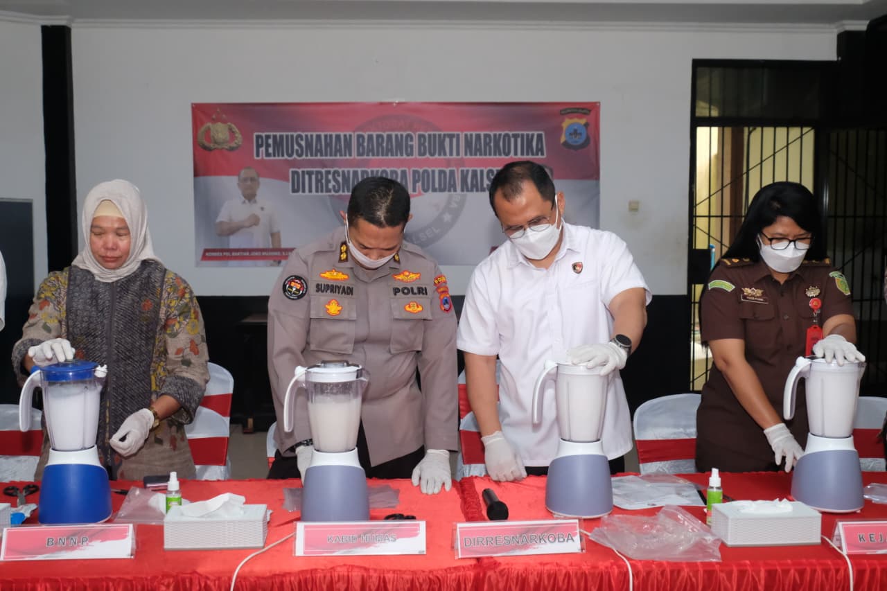 Dir Resnarkoba Polda Kalsel Kombes Pol Baktiar Joko Mujiono memimpin pemusnahan barang bukti sabu seberat 2,5 kg dengan blender di Banjarmasin.