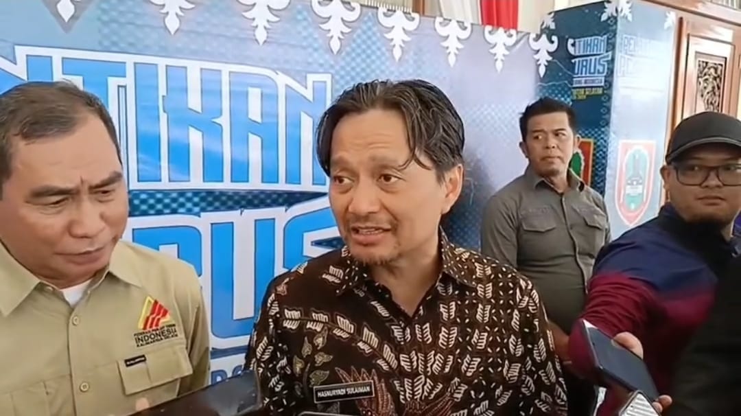 Hasnuryadi Sulaiman (mengenakan batik) bersama Ketua PWI Kalsel Zainal Helmie saat pelantikan pengurus FPTI Kalsel 2025–2026 di Gedung Mahligai Pancasila Banjarmasin.