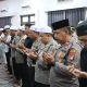 Suasana doa bersama dan sholat ghaib yang dipimpin Kapolres Tabalong AKBP Wahyu Ismoyo di Aula Polres Tabalong, Jumat (29/8/2025), bersama personel, tokoh agama, dan masyarakat.