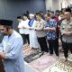 Suasana shalat gaib di Masjid Divhumas Mabes Polri, Jakarta, Jumat (29/8/2025), yang dipimpin Ustaz Ali Khalidin untuk mendoakan almarhum Afan Kurniawan.