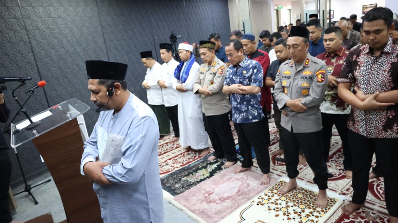 Suasana shalat gaib di Masjid Divhumas Mabes Polri, Jakarta, Jumat (29/8/2025), yang dipimpin Ustaz Ali Khalidin untuk mendoakan almarhum Afan Kurniawan.