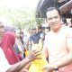 Bupati Pulang Pisau H. Ahmad Rifa’i bersama Wakil Bupati H. Ahmad Jayadikarta menyerahkan paket pangan murah kepada warga di halaman Kantor Kecamatan Kahayan Hilir, Sabtu (30/8/2025).