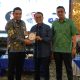 Sekda Kotabaru menyerahkan cenderamata kepada perwakilan peserta dalam rangkaian kegiatan Perjusami Hari Pramuka ke-64 di Mapolsek Pulau Laut Barat, Jumat (29/8/2025) malam.