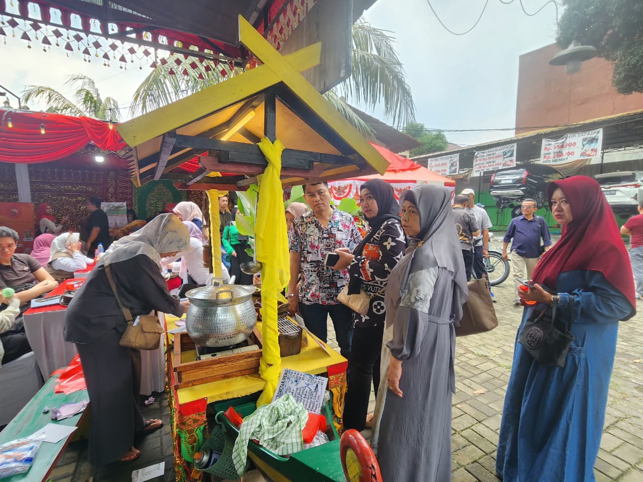 Pengunjung memadati stan kuliner khas Banjar pada Bazar Kuliner Banjar perdana di Jakarta, Sabtu (30/8/2025)