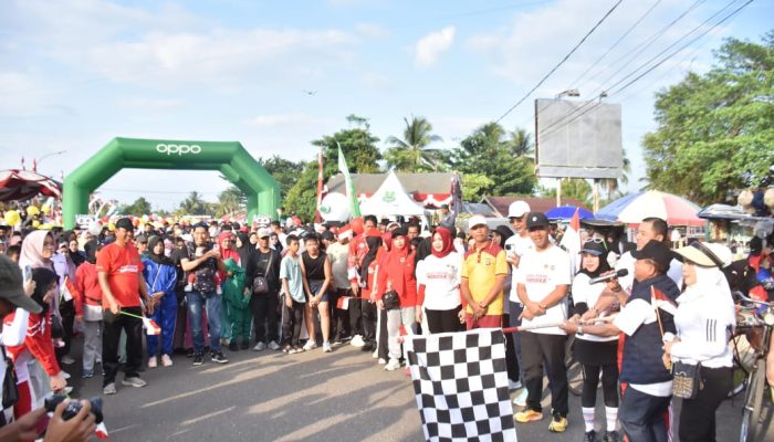 Ribuan Warga Ramaikan Jalan Sehat Bersama PWI dan Pemkab Kapuas