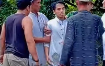 Polisi mengamankan pemuda NR, terduga pelaku pembunuhan ibu kandung di Desa Maragut, Barito Timur.