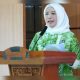 Ketua GOW Tanah Laut Hj. Wiwi Zazuli memberikan sambutan dalam pertemuan rutin organisasi wanita di Aula Rakat Manuntung, Rabu (06/08/2025), yang membahas kesehatan reproduksi dan pemberdayaan ekonomi perempuan.
