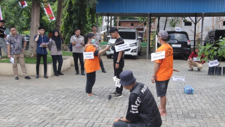 Dua tersangka kakak beradik, FT dan PP, memperagakan 43 adegan dalam rekonstruksi kasus pembunuhan disertai mutilasi terhadap suami FT, di halaman Satreskrim Polres Banjar, Kamis (7/8/2025).