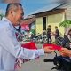 Bupati Sukamara H. Masduki bersama Kapolres Sukamara AKBP Abdian Berkat Ndraha membagikan bendera Merah Putih kepada pengguna jalan di Sukamara, Rabu (13/8/2025).