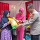 Kapolres Kotabaru AKBP Doli Martua Tanjung menyerahkan paket beras SPHP kepada warga saat Gerakan Pangan Murah di halaman Mapolres Kotabaru.