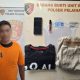 Petugas Polsek Pelaihari menginterogasi pelaku jambret di Mapolsek usai penangkapan di Taman Tugu Pelaihari, Kamis (14/8/2025).