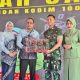 Wakil Bupati Kotabaru Syairi Mukhlis menyerahkan cenderamata kepada Letkol Inf Bayu Oktavianto Sudibyo pada acara pisah sambut Dandim 1004/Kotabaru, Jumat (15/8/2025).